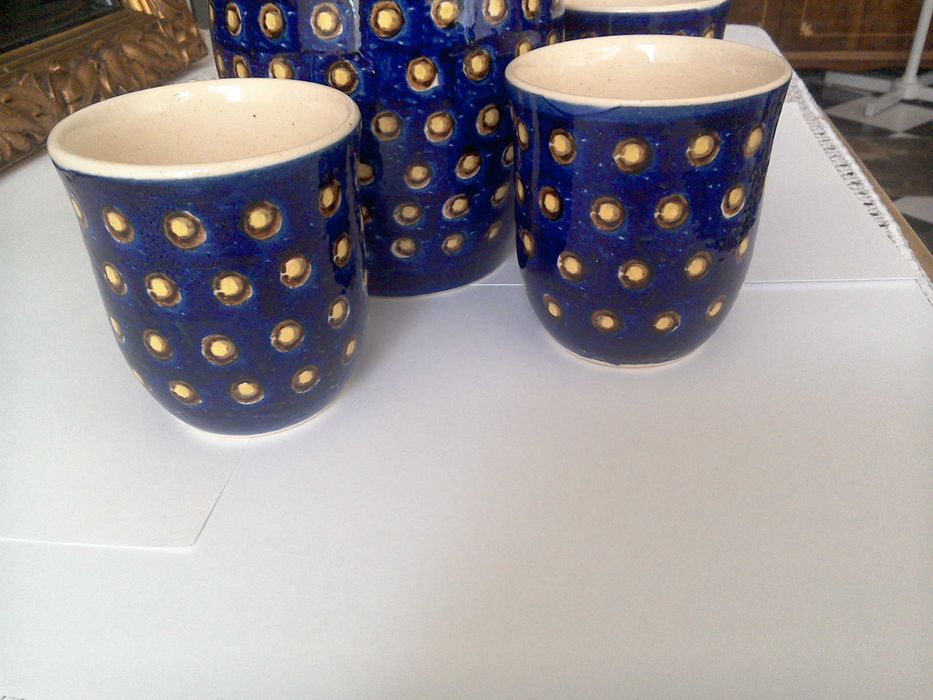 Carafă/cană înaltă cu căni, ceramică glazurată Italia