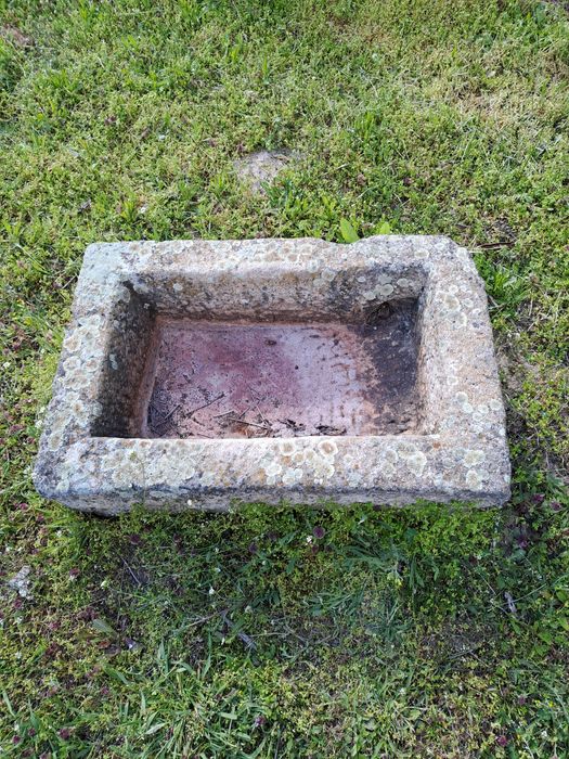 Продавам каменно корито