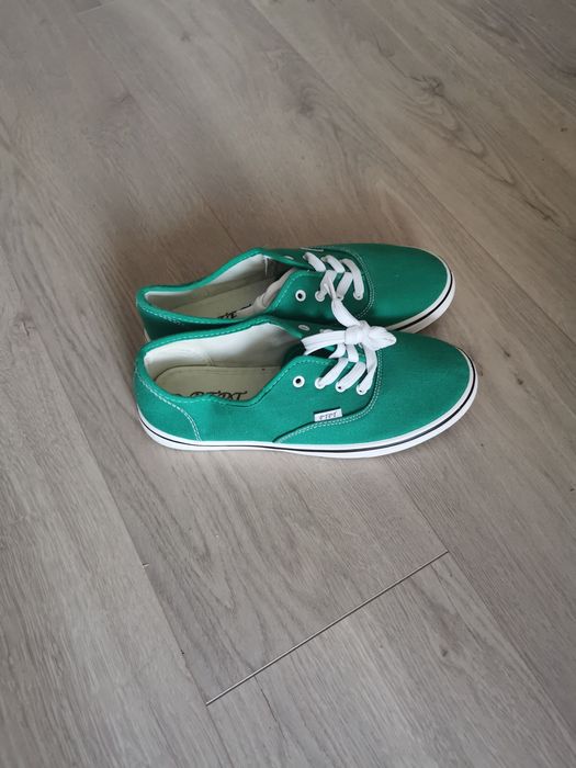 Teniși noi cu eticheta, mărimea 37,38,39