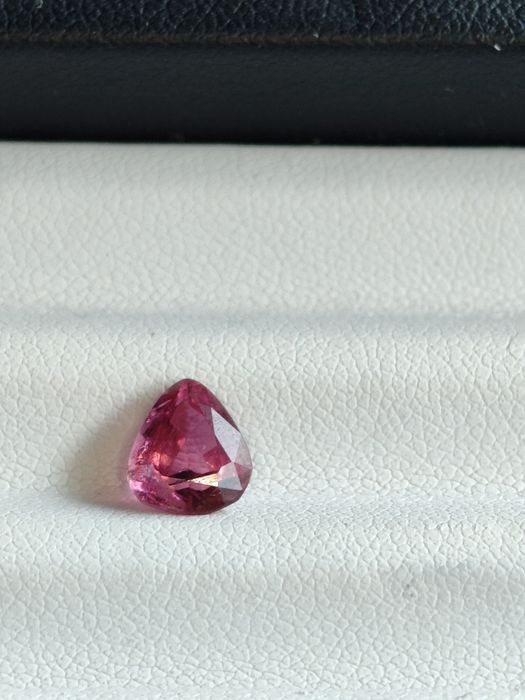 Турмалин Рубелит много наситен цвят