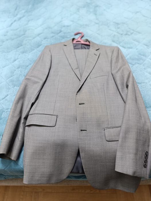 Продам костюмы с брюками