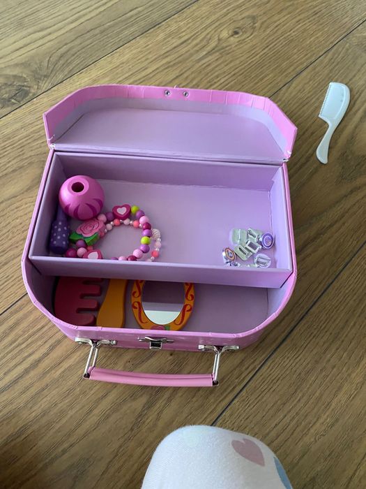 Детски куфар с бижута и други аксесоари
