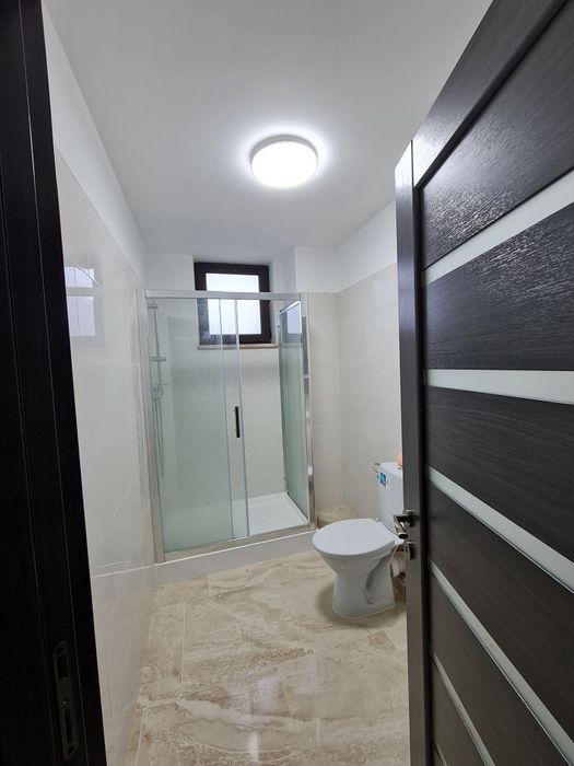 Închiriez apartament cu trei camere în bloc nou mobilat si utilat