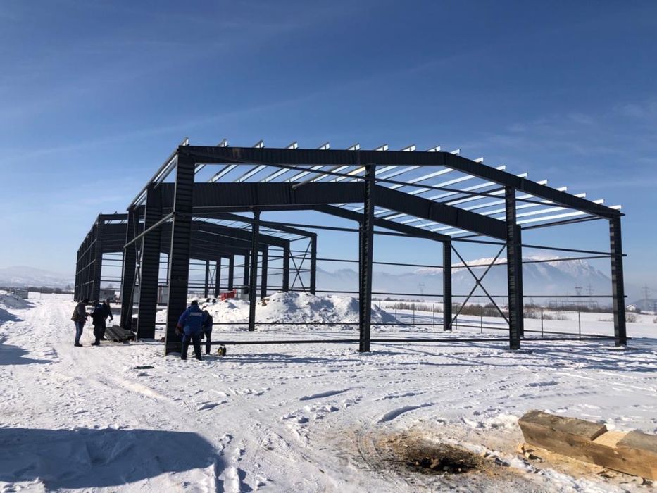 Vând structura stoc sau construiesc hala