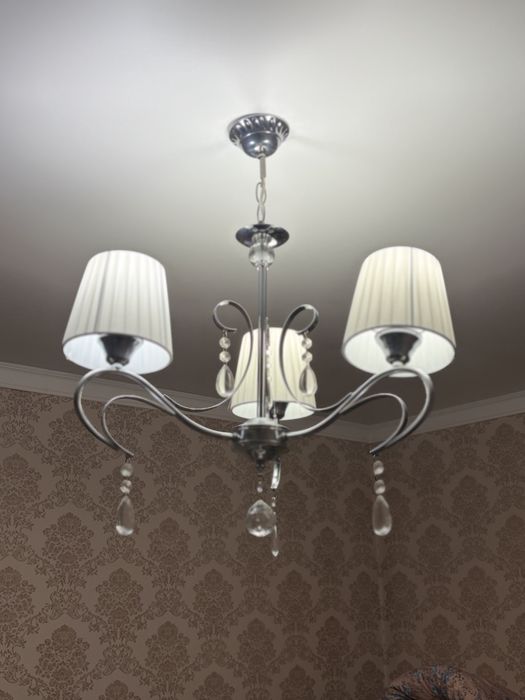 Продам классическую люстру с абажурами
