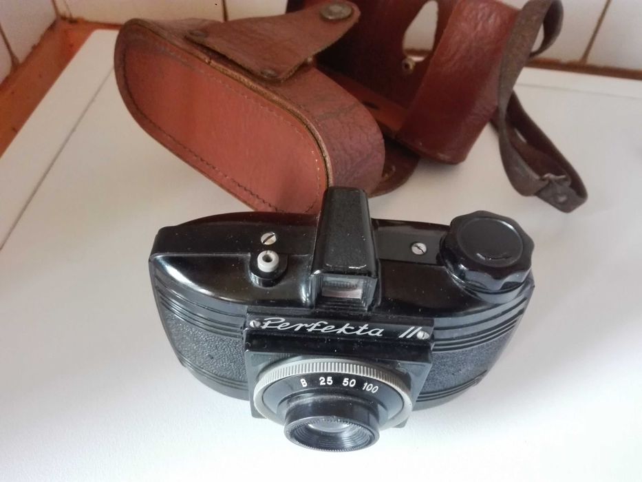 Фотоапарати  Perfekta II и Kodak Instamatic 25 Camera.