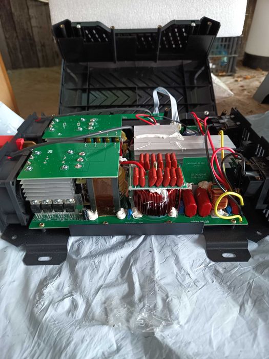 Универсален инвертор чиста синусоида DC 12/24v/AUTO/ към AC220v -4000W