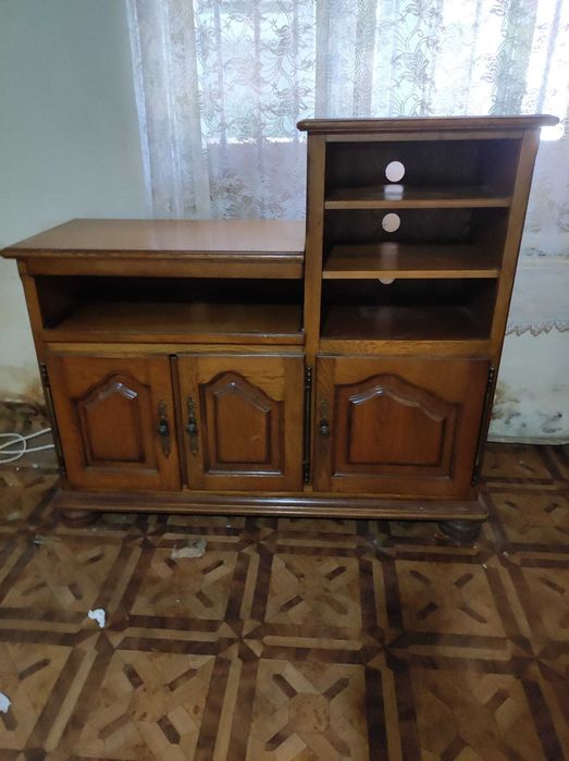 Comoda din lemn masiv si 2 corpuri suspendate mobilier bucatarie.