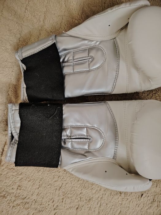 Продам боксерские перчатки и шлем очень срочно!!!