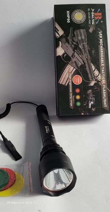 Lanternă tactică cu buton mobil on/of.