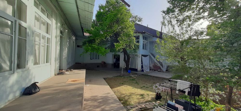 Gulzor arzonga uchastka sotiladi