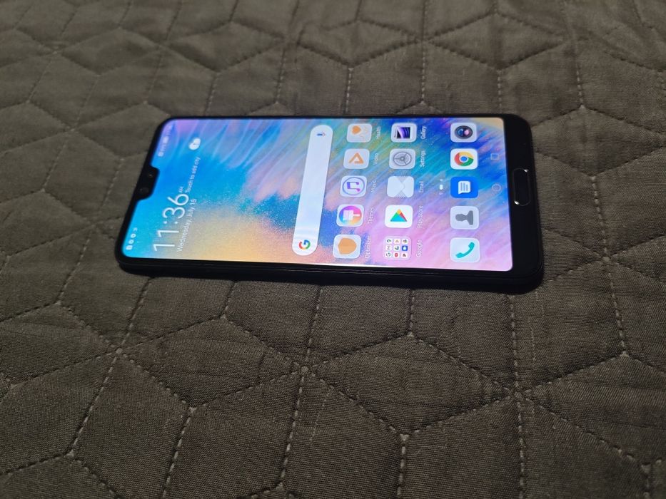 Продавам Huawei P20 PRO