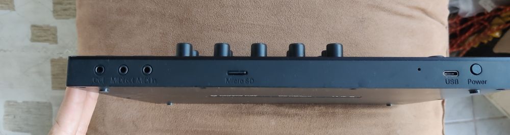 Polyend Play Groovebox + microSD 32GB, power bank și cabluri