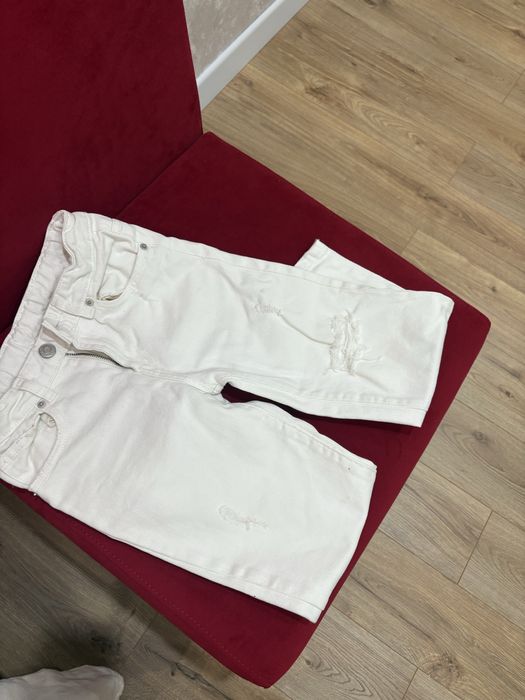 Продам белые джинсы на девочку Zara
