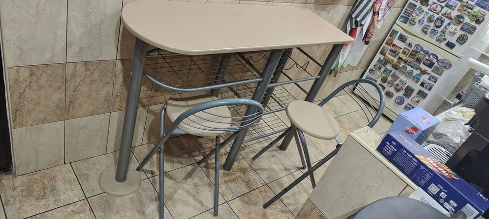 Masă cu două scaune