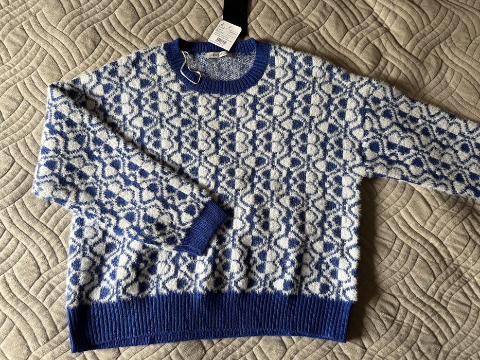 Свитер женский.