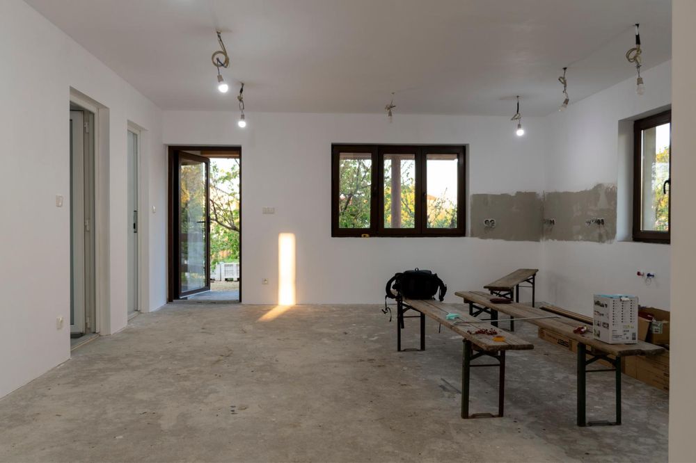 Vând casa noua în Lazuri , semifinisata.