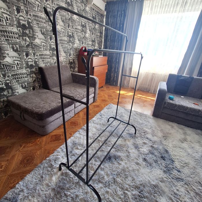 Стильная вешалка для одежды.