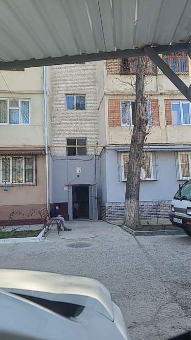 Qorasaroy 1/1/4 srochno sotiladi garaji bor