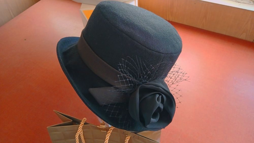 Женская шляпка из кашемира.