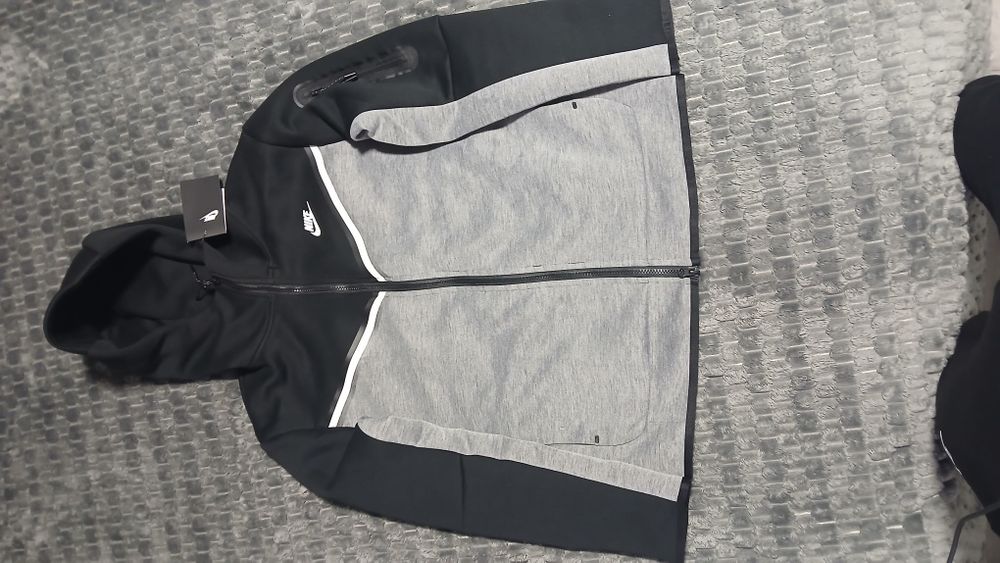 Vând nike tech nou  marimea M