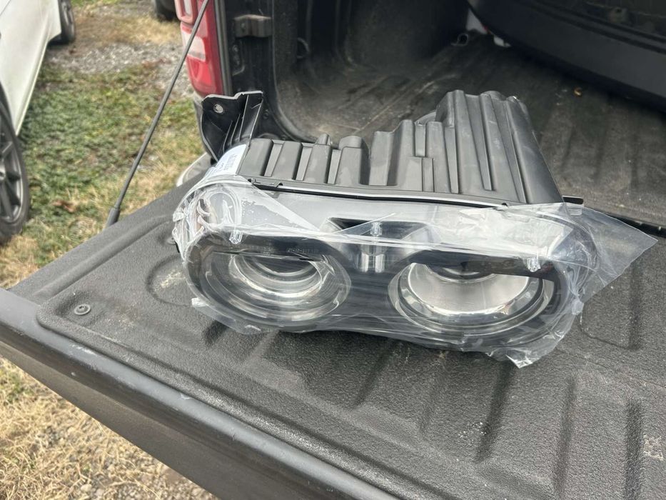 Dodge challenger ляв фар /чисто нов от 2015г.нагоре