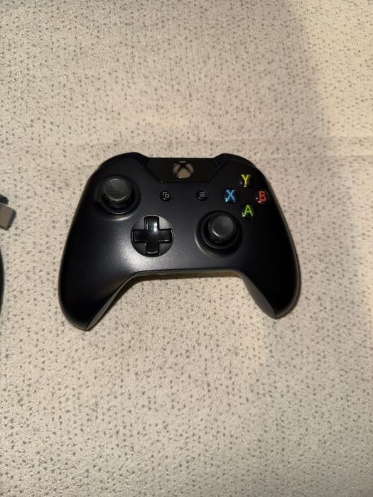 Xbox one x 1 Tb + o manetă si stație de incărcare cu baterie