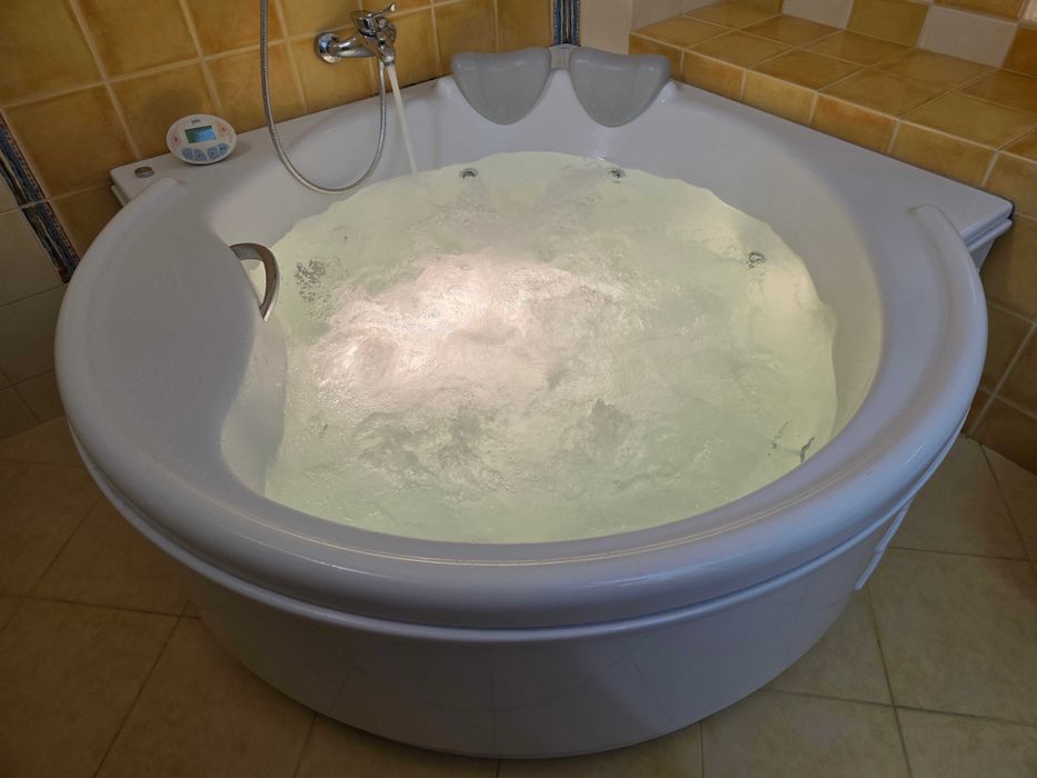 Vand Cada cu Hidromasaj, simetrica, 160cm/160cm, brand GALA, pt. 2 persoane, stare perfecta