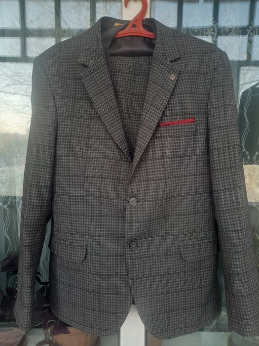 Кастюм тройка серого цвета