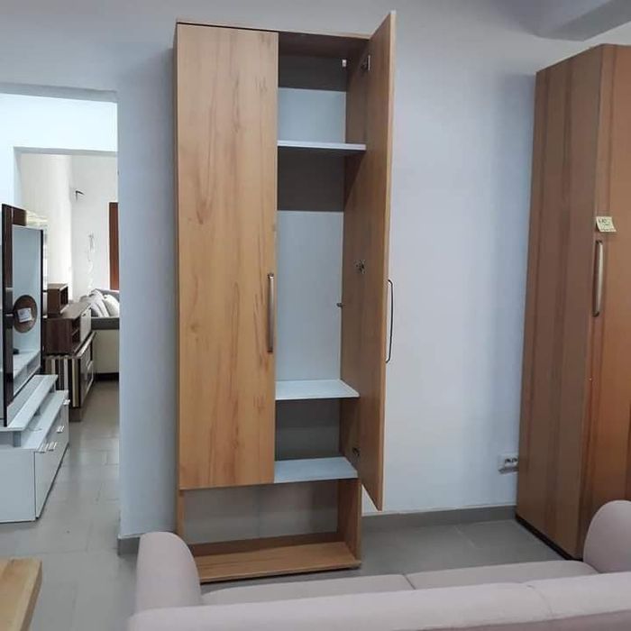 Dulapuri noi , hol spatii inguste