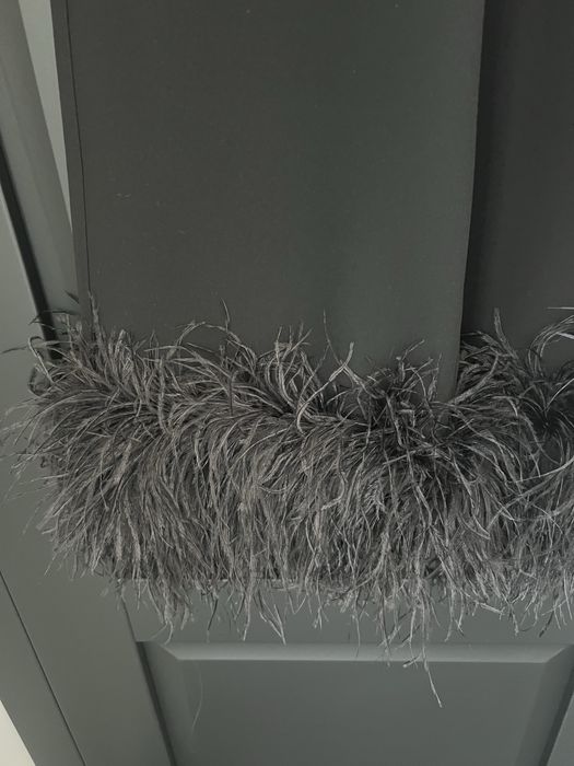 Черен панталон с пера