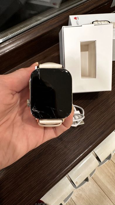 Электронные часы HUAWEI WATCH FIT 3