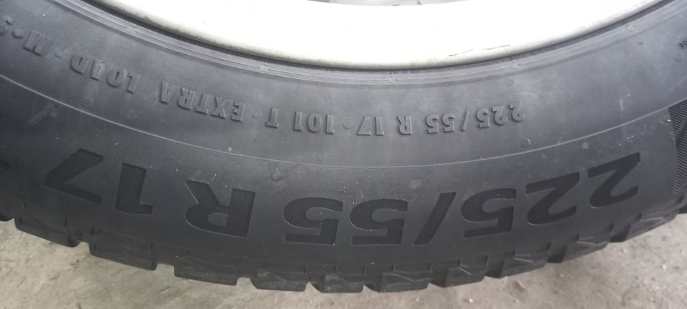 Продам зимние шипованные шины Continental