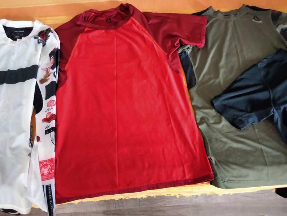 Tricouri pentru bărbați la 25 lei, și pantaloni scurți elastici.