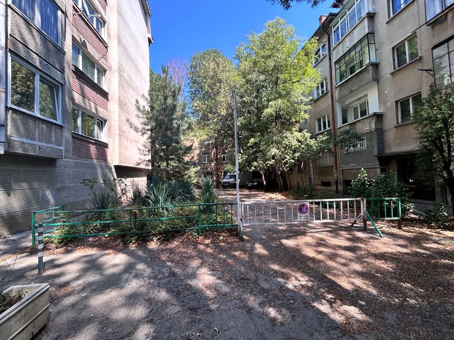 Дава се под наем Четиристаен апартамент в София, Медицинска академия - 140 кв.м за 1100 € - Снимка #1