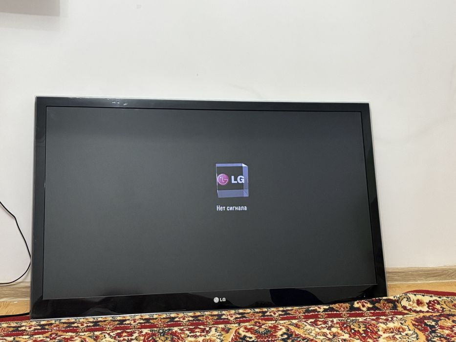 Телевизор LG с кранштеином, диагональ 130 см