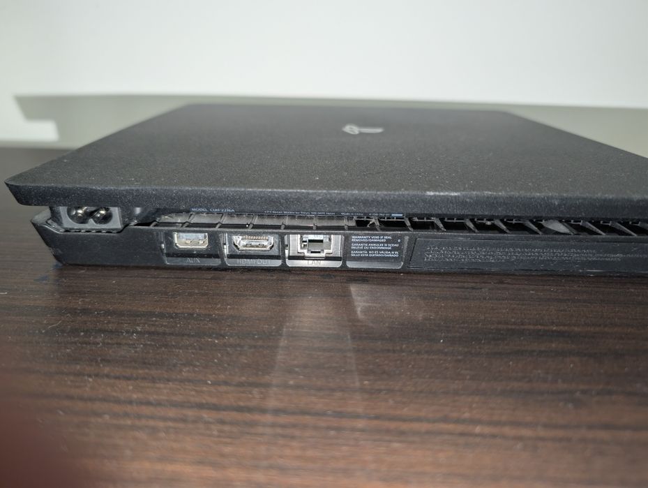 Ps 4 с 2 игри и 2 контролера