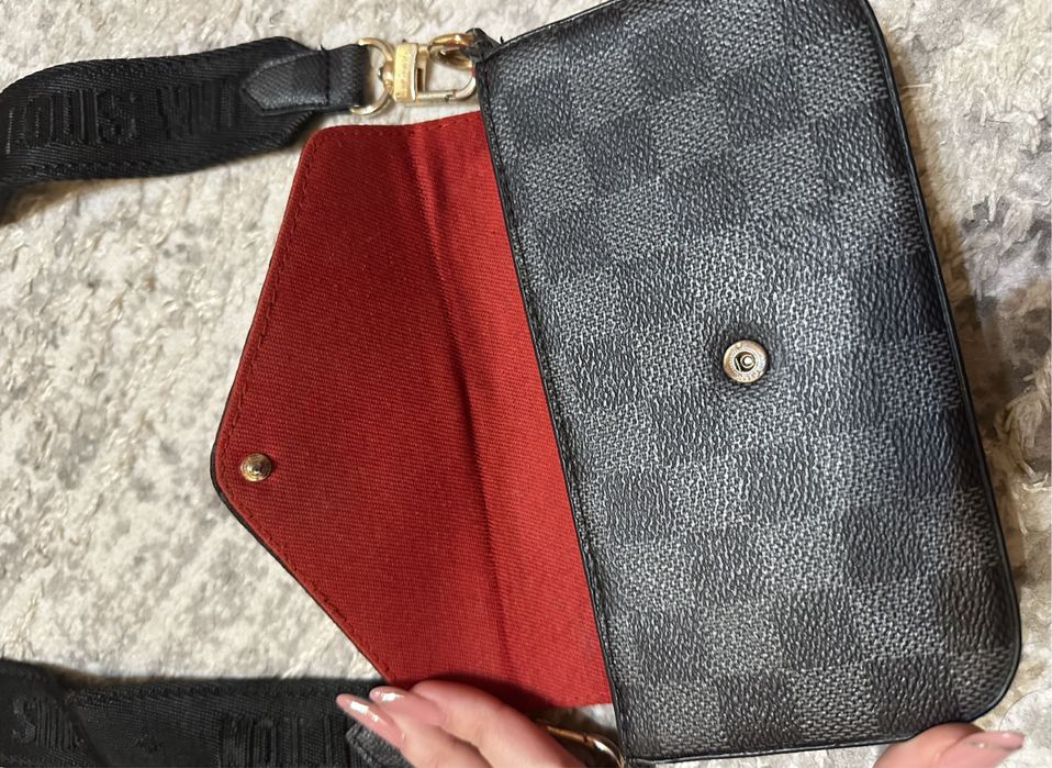 Geanta Louis Vuitton.