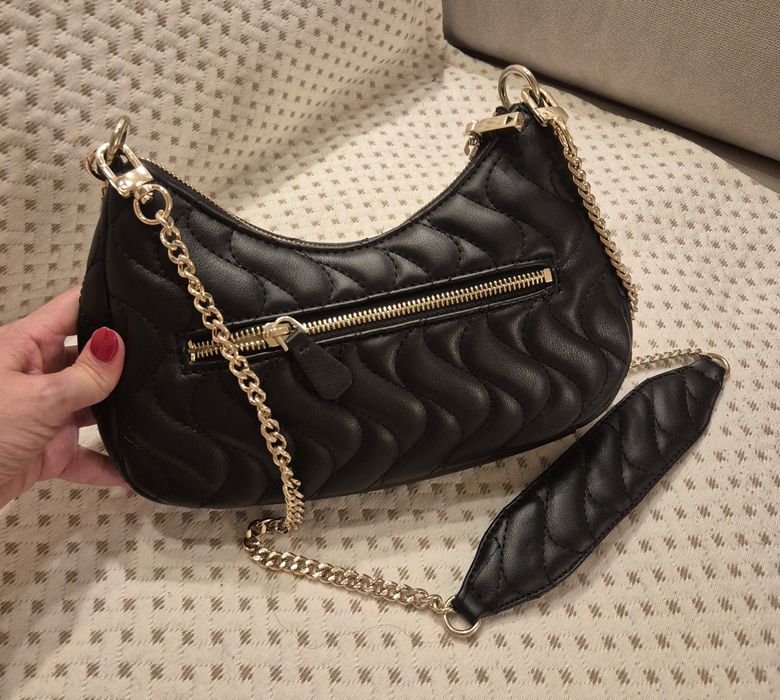 Чисто нова оригинална черна чанта за рамо Guess с метална верижка
