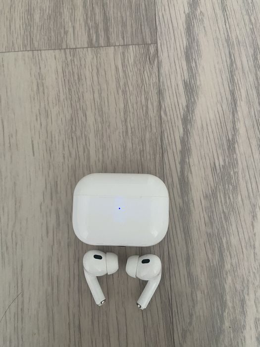 AirPods продам .