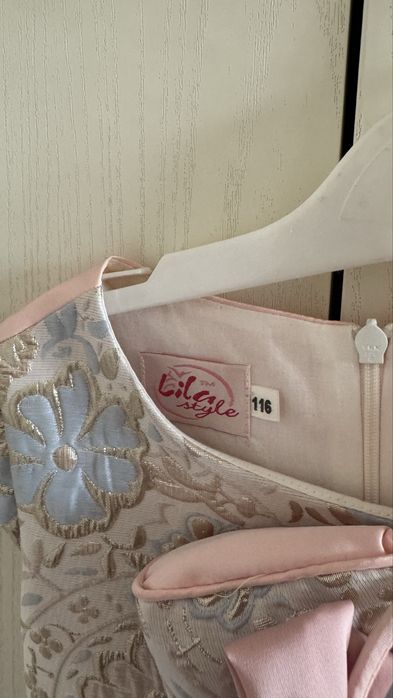 Платье нарядное, детское! На 5 лет!