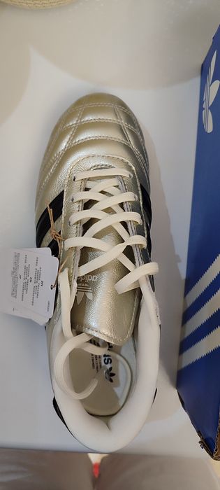 Продам кроссовки новые Adidas