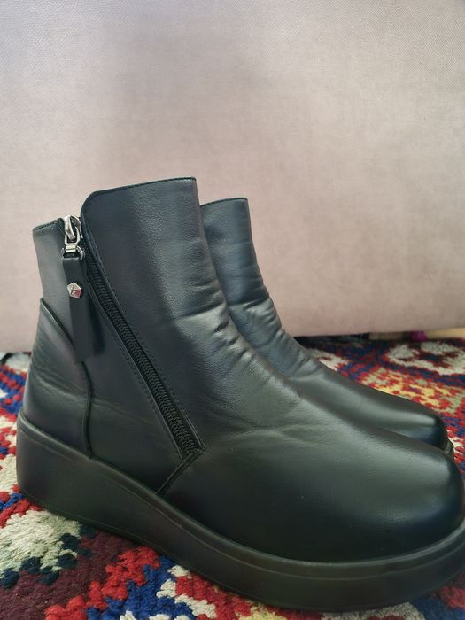 Продам 2 пары обуви