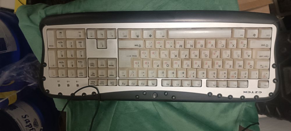 Klaviatura sotiladi narxi 55000 hamma joyi ishlaydi