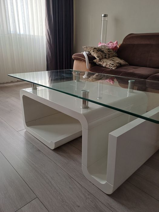 Стъклена холна маса