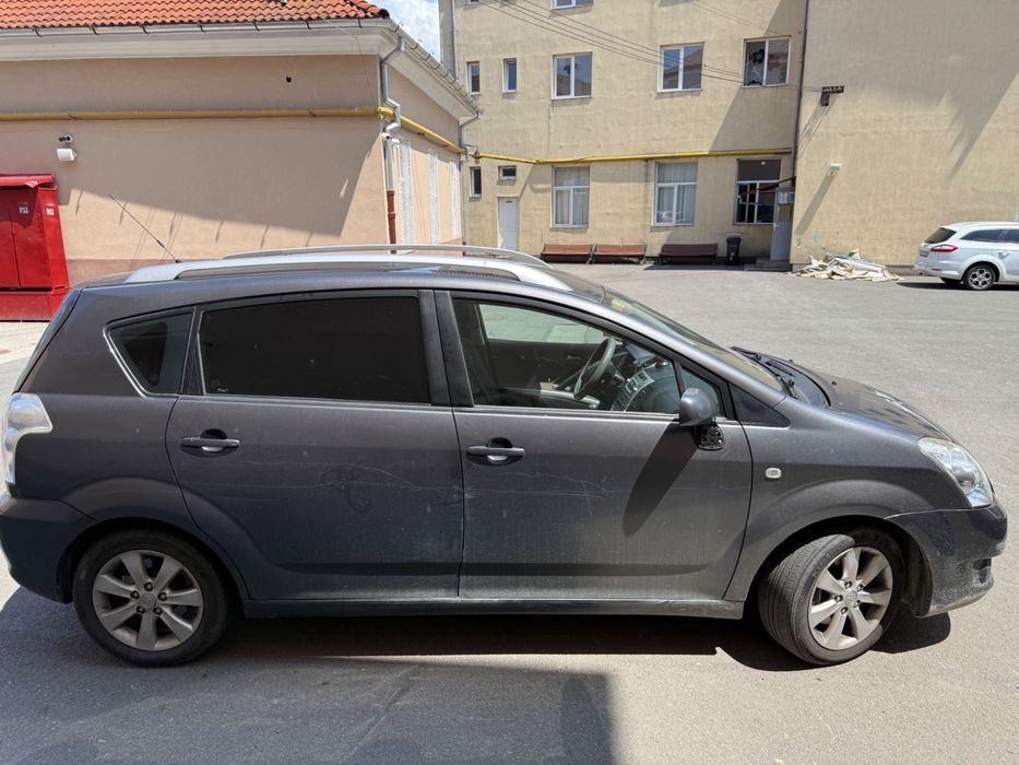 Mașina Toyota corola verso