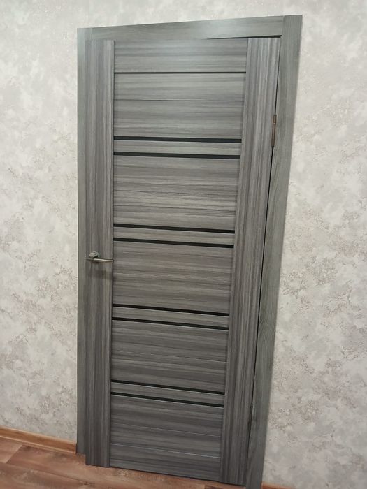 Продам двери с ручками и плинтусами