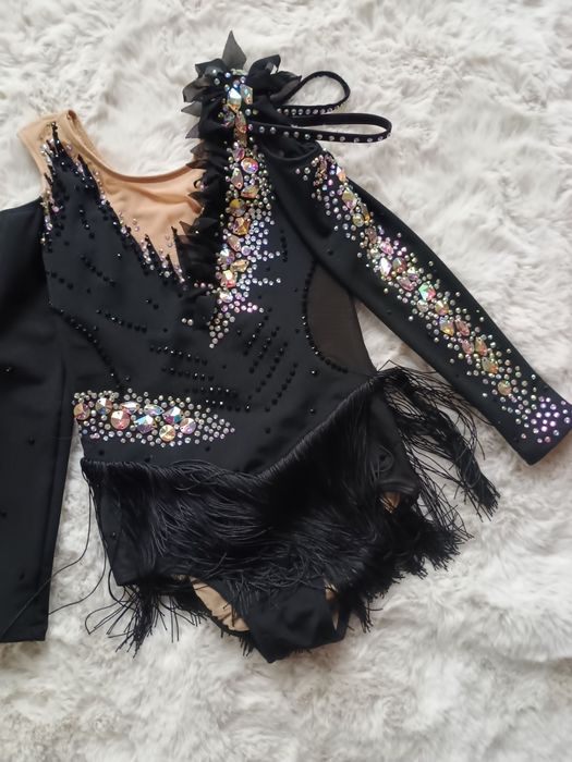 Рокля трико за художествена гимнастика или фигурно пързаляне