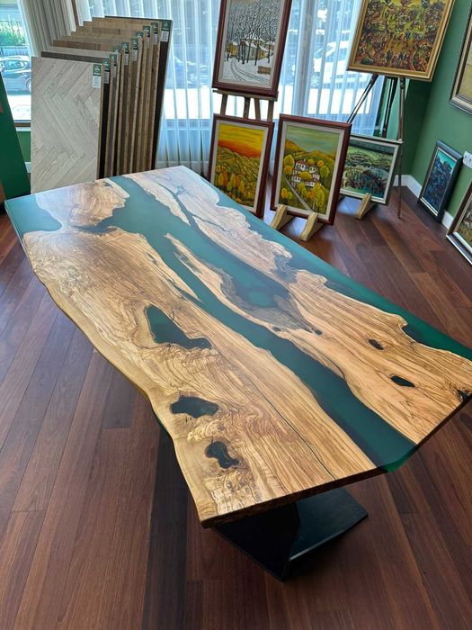 Трапезна маса от Маслина и Епоксидна смола зелена във футуристична форма на плот и основа
