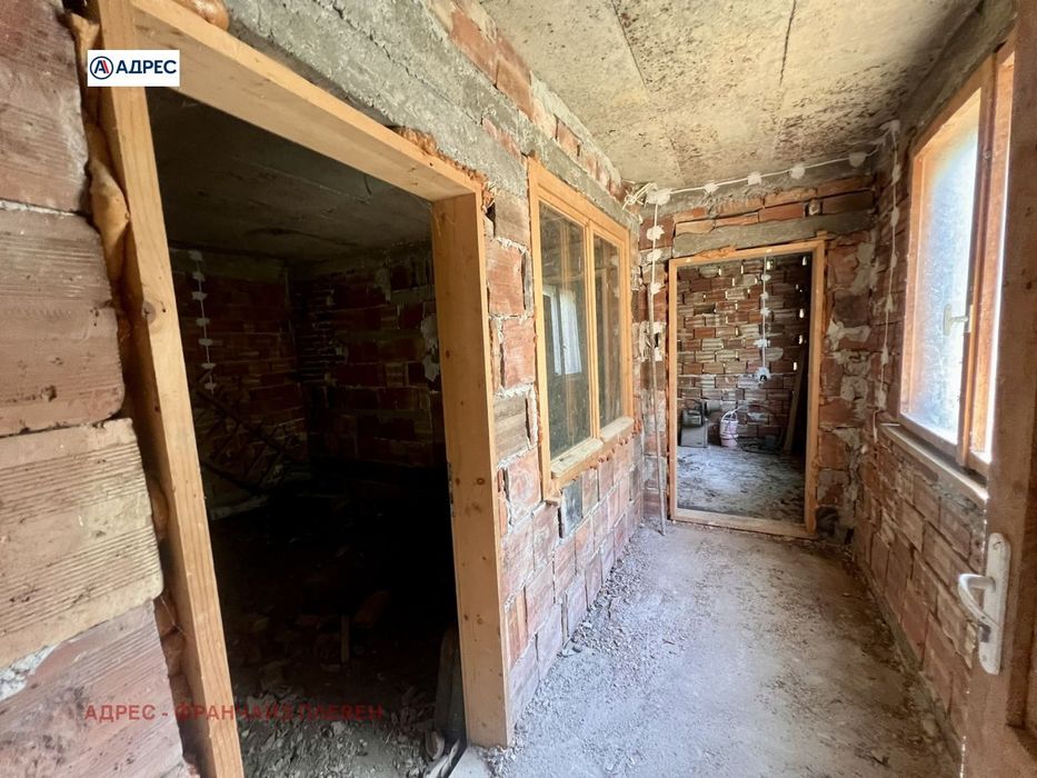 Къща в Ловеч, област-с.Къкрина площ 170 цена 17895